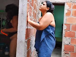 Isomummin iso perse häiritsee minua kun hän juttelee rakastajansa kanssa. Runkkaan katsoen hänen kurvejaan.