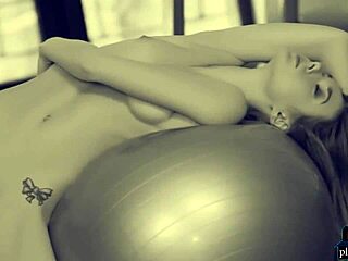 Petite 18+ Blonde Tiener Strekt Haar Flexibele Lichaam in de Gym