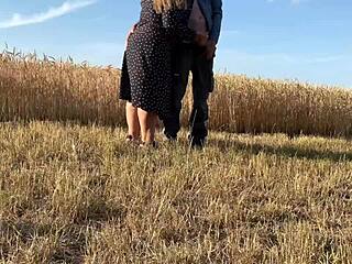 Strzały spermy dla teściowej w gorącej akcji w nylonie