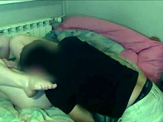 Lamiendo el coñito de mi hijastra, ¡me flipan sus gemidos!