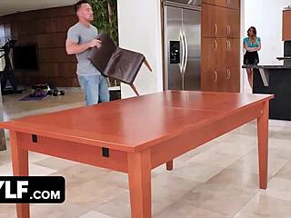 Ama de casa cachonda tetona premia obreros sudados con doble polla 😜