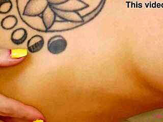 Yo, tengok brunette panas ini bogel close-up di sofa, sangat panas!