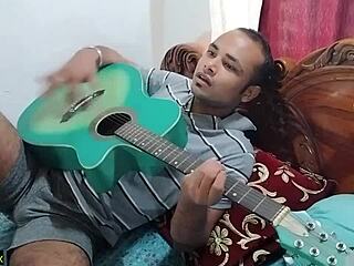 Istri desa India ketahuan ngewe di depan suami buat video viral