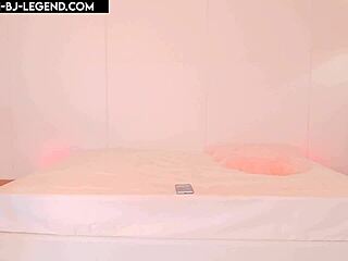 Korean bj-duo tanssii viettelevästi webcamissa kuumilla puhallusliikkeillä