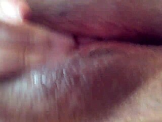 호니 틴이 퍼블릭에서 젖은 보지 스트레칭, 너무 핫!