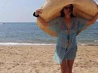 Riesiger Hut blitzt Muschi und Titten am öffentlichen Strand