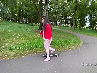 Pokupio 18-godišnju skejterku i jebao je na drvetu u javnom parku