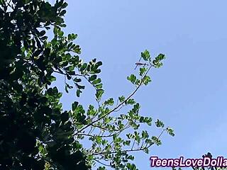 Ung dame 18+ suger kuk offentlig som en pro