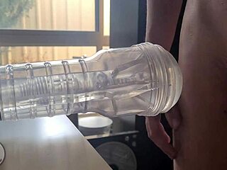 Saya suka kongkek fleshlight sehingga pancut