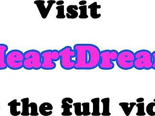 Leszbikus csajok élvezik a muff nyalást és strapon játékot ágyban