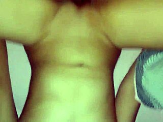 Colegiala despierta con ganas de sexo. Escucha sus gemidos intensos de orgasmo