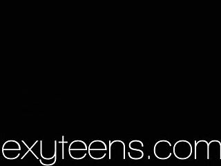 Ursula Fe, brunetka gimnastyczka, pokazuje ruchy z kręconymi włosami