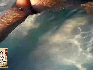 Голая йога девчонка в трусиках тянется в зале