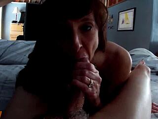 Kypsä ruskeaverikkö amatööri nielee isojen kyrvien kumia suuhunsa.