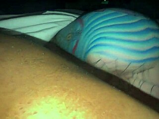 Olivia Gardens monta pau preto grosso em câmera lenta ao ar livre 😍