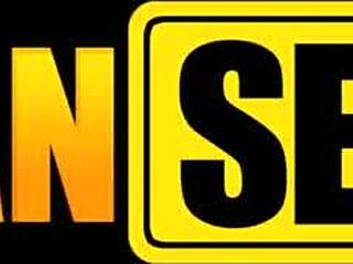 Trip seks Afrika - cewek hitam pakai lingerie dientot keras. Turis kontol besar dominasi dia!