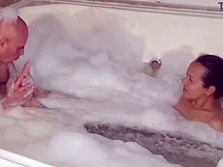 I giv a bubbly blowjob to that big cock