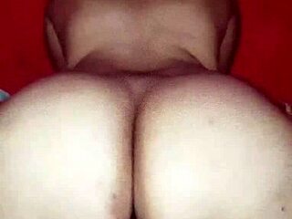 Lamo la polla blanca de mi marido, luego lo monto con condón hasta que se corre dentro