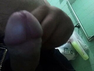 Bronha De Calça Jeans Caught On Camera