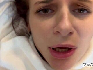 Ho rimorchiato due calde ragazze maggiorenni con un amico per una sveltina rude. Le hanno scopate forte in un'orgia selvaggia di 4.