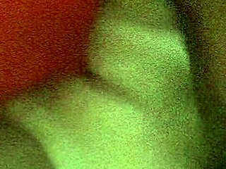 Lamo la polla blanca de mi marido, luego lo monto con condón hasta que se corre dentro