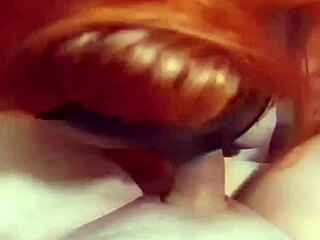 Amatérska ryšavá manželka cucá kokot a dostáva creampie s veľkými prírodnými prsami