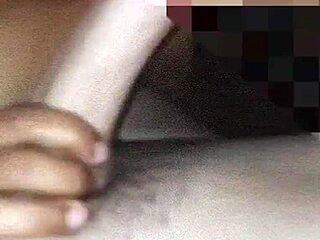 Nyaldosom férjem fehér faszát, aztán kondommal lovagolok mig be nem lő