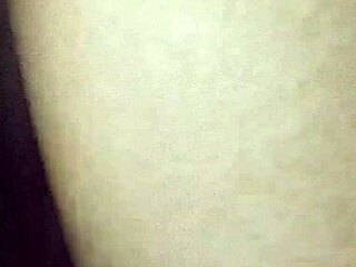 Lamo la polla blanca de mi marido, luego lo monto con condón hasta que se corre dentro