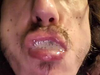 Pajtás visszajön a gloryhole-hoz engem etetni sperma