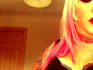 Tina Snua rookt terwijl ze praat