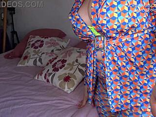 No puedo parar de follar las tetas enormes naturales de Merce Palaus en perrito