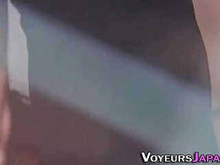 Belleza japonesa juega con su coño en exhibición pública