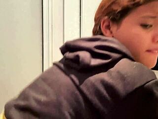 18-letna bejba pofukana od črnca v kopalnici