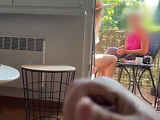 Защо мъжът ми се дърпа пред заварена майка на балкона?