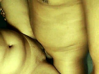 Vay! Üvey kız kardeşimin arkadaşı geldi, sik emdi ve sert sikildi vahşi XXX videoda!