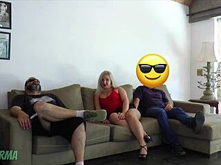 esposa infiel fodendo com amigo ao lado do corno 😈