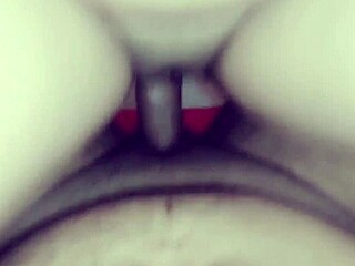 Chica marroquí de Marrakech cabalga duro arriba con perrito intenso