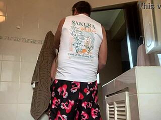 Чукам жена на най-добрия си приятел докато той е точно до вратата в хола