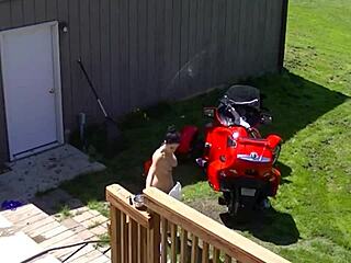 Brunetă tatuată Its Cleo își tachinează vecinul voyeur cu masturbare afară