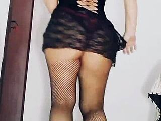 Speciální sex show s Mireladelicia zahrnuje fotky a videa exhibicionismu, masturbace, striptýzu, análního kolíku, černé síťované punčochy a dilda. 20x3