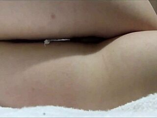 Wow, resnični orgazem v bližnjem posnetku z mokro pulzirajočo pičko! Tampon znotraj med menstruacijo. 😍