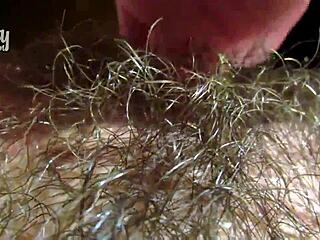 Lepljiva kosmata pička razkrije ogromen klitoris od blizu.