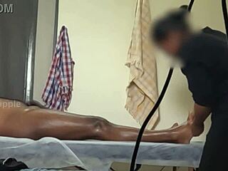 Massagem com final feliz pega na cam escondida