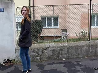 Tätowiertes Girl spreizt Beine weit auf dem Rücksitz