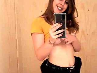 Facet masturbuje się potajemnie w przymierzalni w sklepie, złapany