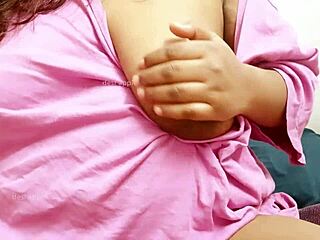 Desi seksi teta razkazuje svoje vroče joške 😍