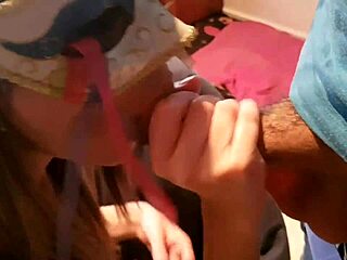 Sophie petite mexicana real casero, colegiala flaquita mamando con antifaz, monta hasta correrse y pide leche adentro