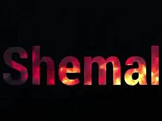 Sexy jovencita transexual con polla grande chupa y folla polla blanca