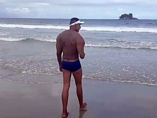 Una mujer hermosa en la playa me coqueteó y me dio unas buenas nalgadas