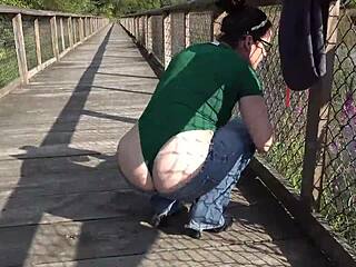 Gita scolastica dell'insegnante diventa pompino selvaggio e camminata di sborra!